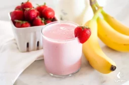 طرز تهیه اسموتی موز و توت فرنگی