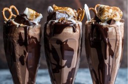 طرز-تهیه-شکلات-گلاسه-با-سس-شکلاتی-و-خامه