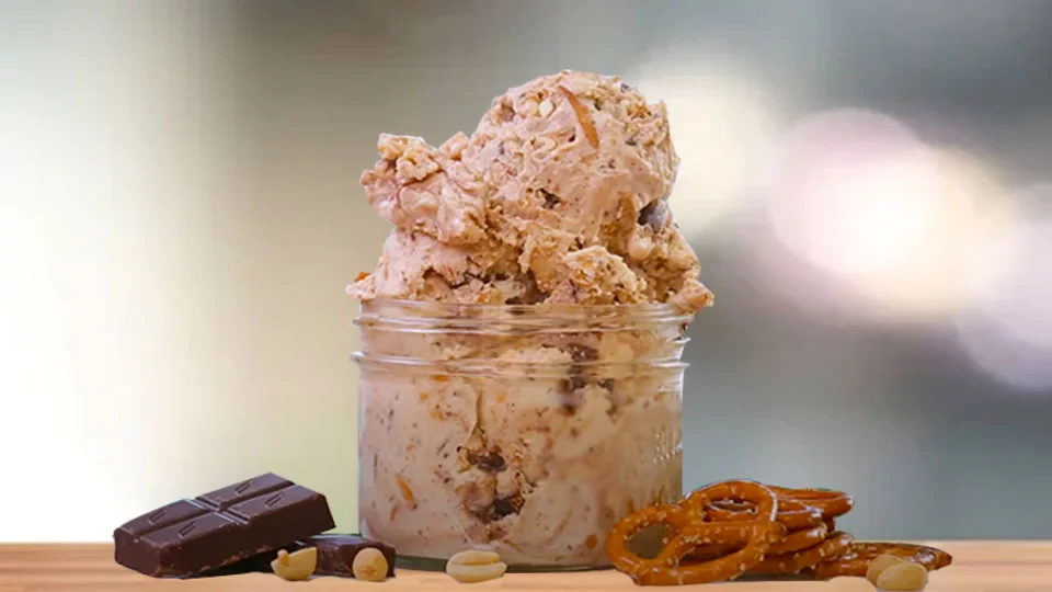 طرز تهیه بستنی شکلات کره بادام زمینی با پرتزل