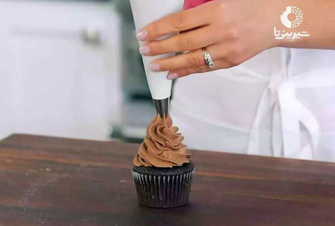 فیلم آموزش تهیه کاپ کیک شکلاتی خیس با ناتاشا