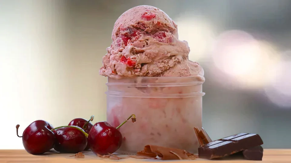 طرز تهیه بستنی کلاسیک جنگل سیاه