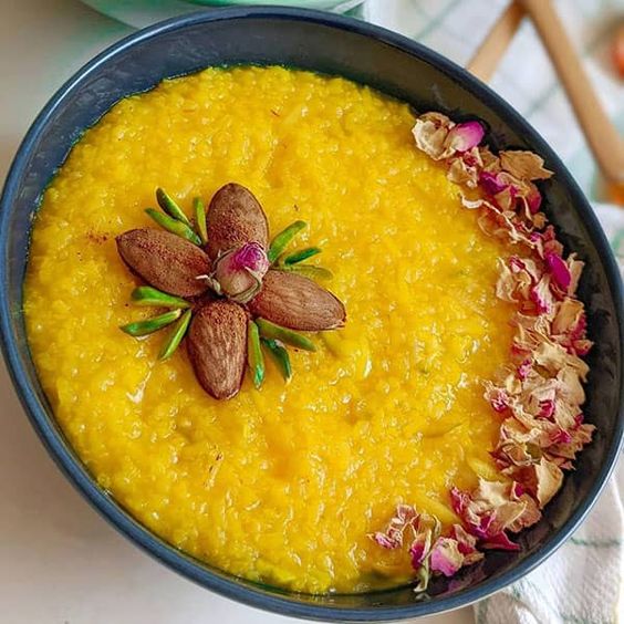 طرز-تهیه-شله-زرد-و-تزئین-آن-با-بادام